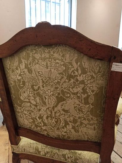 null Paire de fauteuils à la reine recouverts d'une tapisserie verte à décor floral,...
