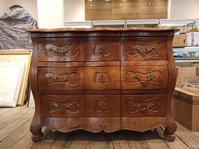 null 
Walnut veneer chest of drawers with three drawers on three rows. Gilded bronze...