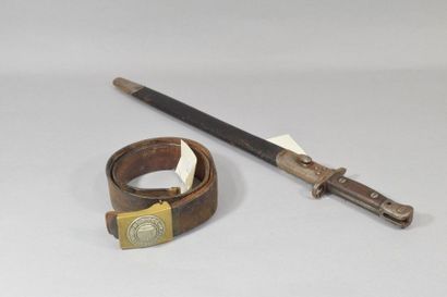 null Lot comprising 

A belt and a Prussian buckle 

An Enfield1907 bayonet. 


...