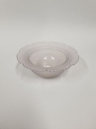 null R. Lalique France 

White crystal cup. 

H. : 7 cm - Diam. : 19.5 cm 