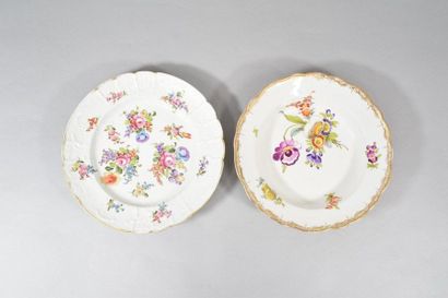 null Meissen

One soup plate and one dinner plate with flower decoration and gilding...