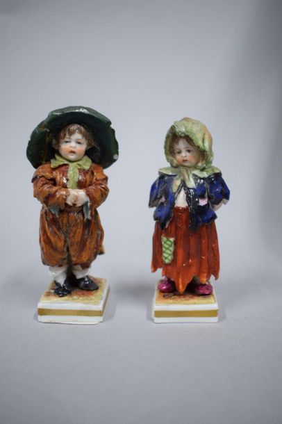 null Italie Capo di monte 19e 

Deux statuettes en porcelaine représentant des enfants...