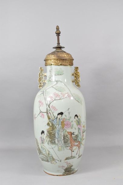 null Chine XXème 

Vase balustre en porcelaine, anses ajourées dorées, à décor polychrome...