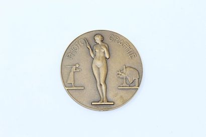 M.Delannoy 
Médaille uniface en bronze répresentant...