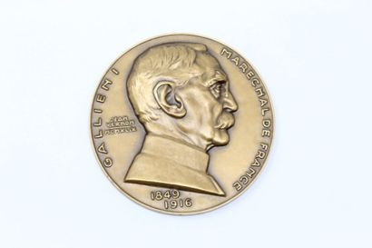 null Jean Vernon

Médaille en bronze à patine doré gravé du portrait de Gallieni,...