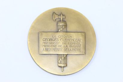  François Cogné 
Médaille en bronze à patine doré commémorant Georges Clemenceau,...