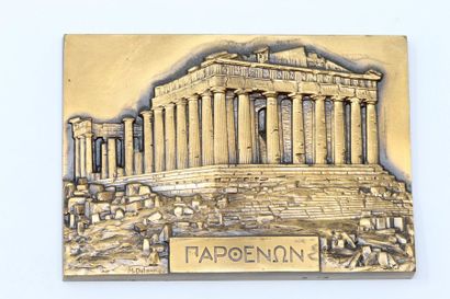  M.Delannoy 
Plaque en bronze à patine doré représentant l'acropole d'Athènes. 
Signé....