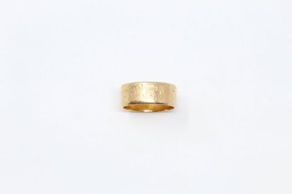 Large anneau en or jaune 18k (750) à décor...