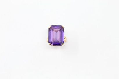 null Bague en or jaune 18k (750) ornée d'une pierre violette synthétique rectangulaire...