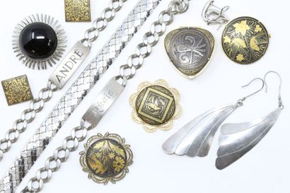 null Lot de bijoux fantaisies certains en argent. 

Poids brut total : 194 g. 