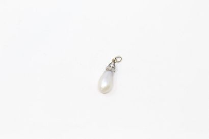 Pendentif retenant une perle baroque en forme...