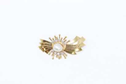 null Broche en or jaune 18K (750) et platine stylisé d'un nœud orné d'une perle de...