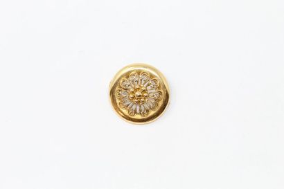 null Broche ronde en or jaune 18k (750) à décor floral filigrané. 

Haut. : 2.8 cm....