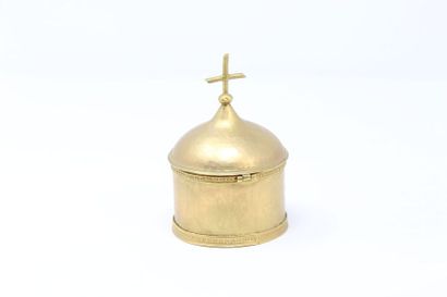 null Pot à Saint Chrème en métal doré martelé surmonté d'une croix.