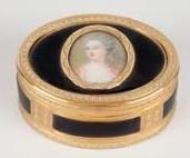 null Boîte ovale en or à deux patines et émaux translucides. Poinçon de Paris 1762...