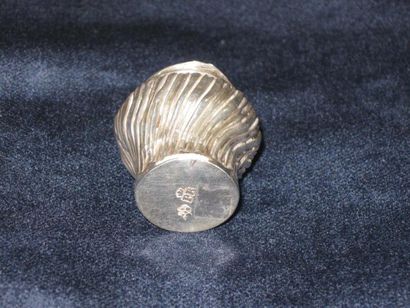 null Boîte à onguents à côtes torses en argent. XVIIIe siècle. Haut.: 4,5 cm. Poids...