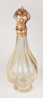 null Flacon à parfum piriforme en cristal, bouchon or. (accident). Début XIXe siècle....