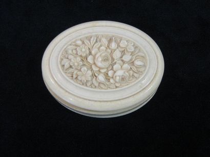 null Boîte de coiffeuse ovale en ivoire, le couvercle à décor de roses et myosotis...