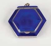 null Petite boîte hexagonale pendentif argent émaillé bleu, l'intérieur du couvercle...