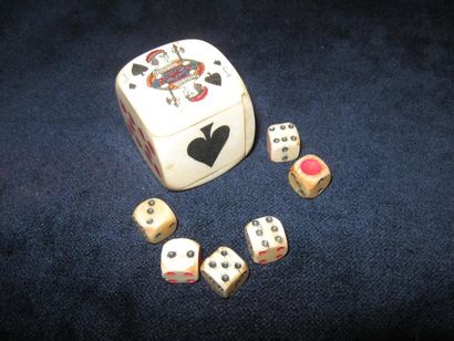 null Dé pour jeu de Poker d'as en ivoire formant boîte, contenant six dés plus petits....
