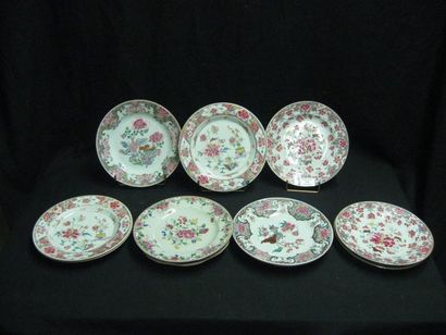 null Ensemble de douze assiettes en porcelaine et émaux de la famille rose, dont...