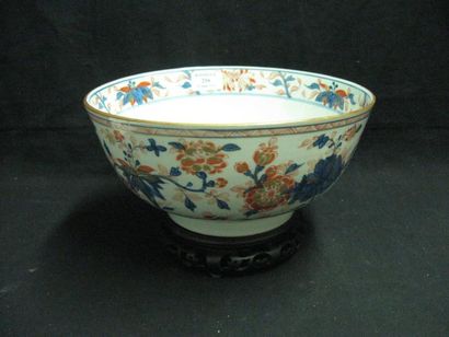 null Coupe en porcelaine à décor Imari. Chine, XVIIIe siècle. Diam.: 26,5 cm.