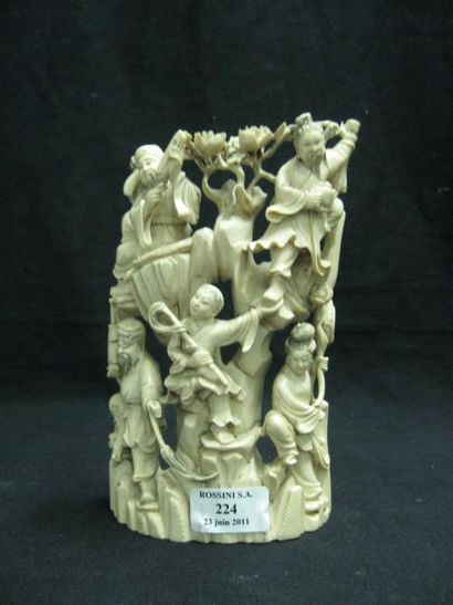 null Groupe en ivoire sculpté de cinq divinités du Tao grimpant dans des rochers...