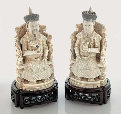 null Couple de dignitaires en ivoire, assis sur leur trône sculpté. Chine. Haut.:...