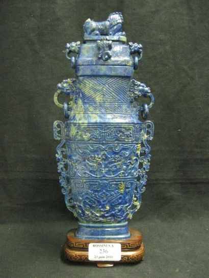 null Vase couvert de forme balustre aplatie en lapis-lazuli veiné ocre et céladon,...