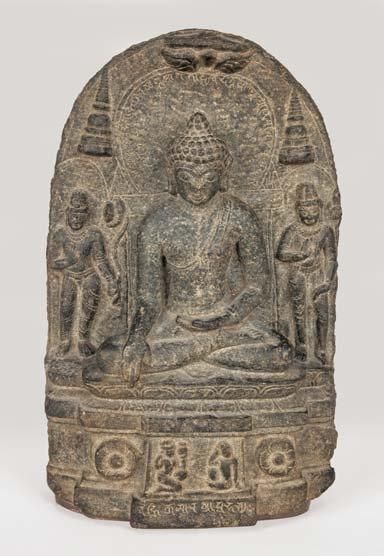 null Stèle en chlorite noire représentant le Bouddha assis en méditation sur un lotus,...