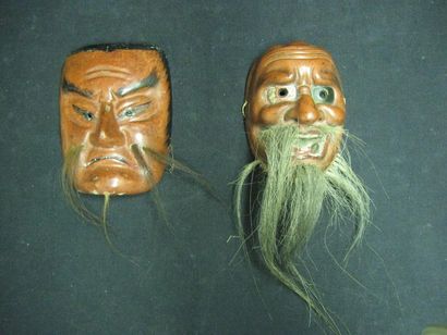 null Deux petits masques reprenant des personnages de théâtre, en bois laqué rouge,...