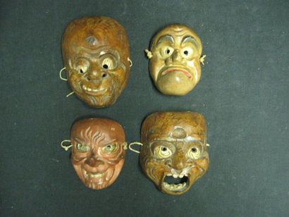 null Ensemble de quatre petits masques en bois naturel ou laqué, reprenant des types...