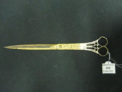 null Paire de ciseaux En acier damasquiné d'or à décor végétal. Larg.: 26 cm. Iran...