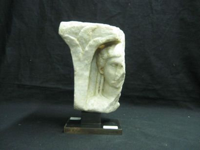 null Relief fragmentaire sculpté du buste d'une femme, les cheveux ondulés, dans...