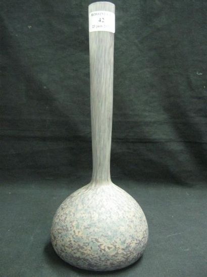 ANONYME Vase soliflore à base ovoïde. Epreuve de tirage industriel réalisée en verre...
