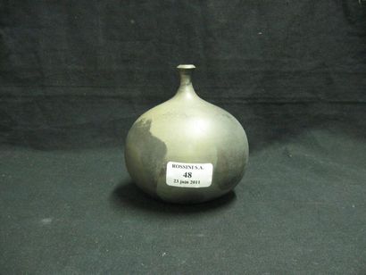 ANONYME Vase de forme ovoïde en céramique émaillé gris nuancé noir. Monogramme non...