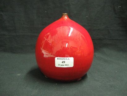 ANONYME Vase de forme ovoïde en céramique émaillé rouge. Haut.: 16 cm.