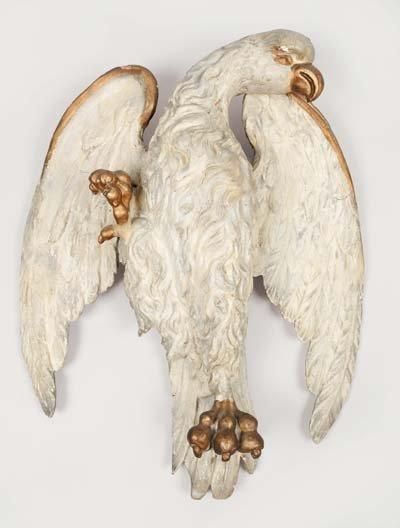 null Curieux aigle en bois sculpté et polychrome. Il a les ailes ouvertes et la patte...