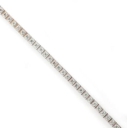 null Petit bracelet rivière en or gris 14 K (585 / 1000e) articulé constitué d'une...