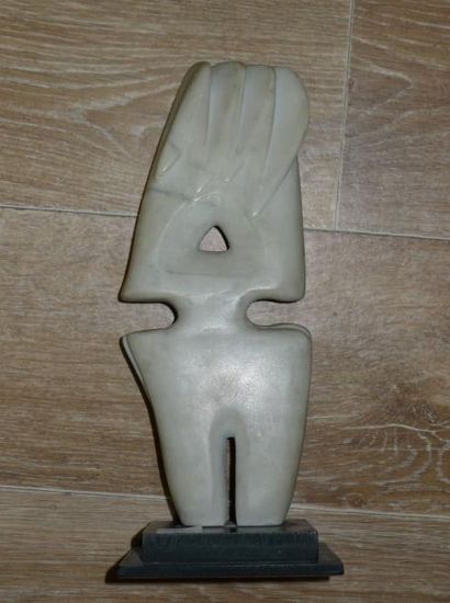 KARAHALIOS CONSTANTIN, NÉ EN 1923 Figure géométrique sculpture en marbre sur socle...