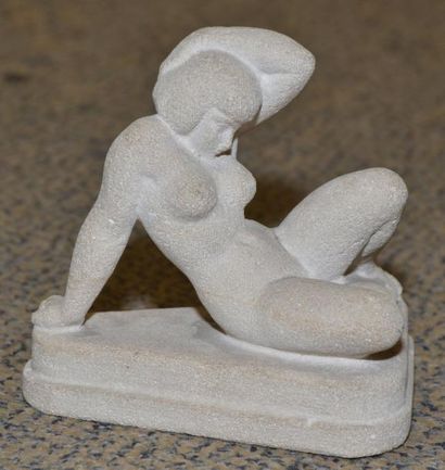 MERMET ROGER, NÉ EN 1896 Baigneuse assise sculpture en pierre (ou pierre reconstituée...