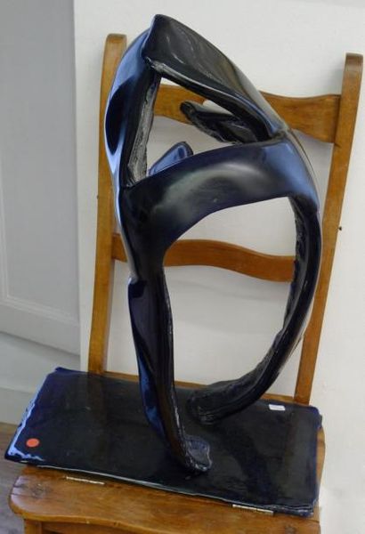 TANZ, XXE SIÈCLE Forme bleue, 11/1991 sculpture en verre laminé bleu, signature peu...