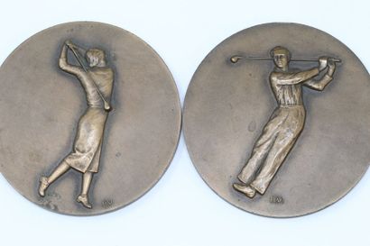 null Ensemble de deux médailles en bronze figurant un golfeur et une golfeuse, au...