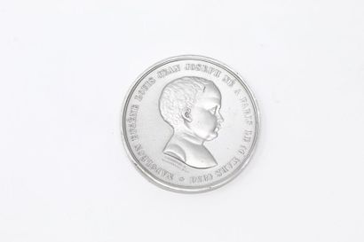 null Médaille en étain frappé Eugène Napoléon né à Paris le 16 mars 1856.

Avers...