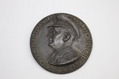 null Médaille en bronze représentant le Maréchal Valin de profil.

Diamètre : 8 ...