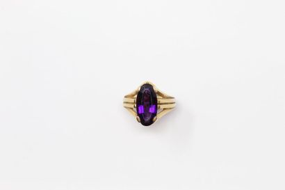 null Bague en or jaune 18k (750) ornée d'une pierre violette imitation. 

Tour de...