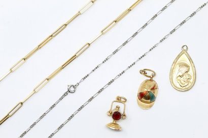 null Lot de bijoux comprenant : 

- une chaîne et deux pendentifs en or jaune 18k...