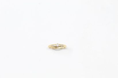 null Bague en or jaune 18k (750) ornée de petits diamants ronds taille brillant.

Tour...