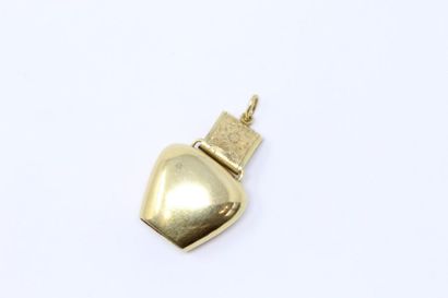 null Pendentif en or 18k (750) représentant un cloche suisse miniature de vache à...