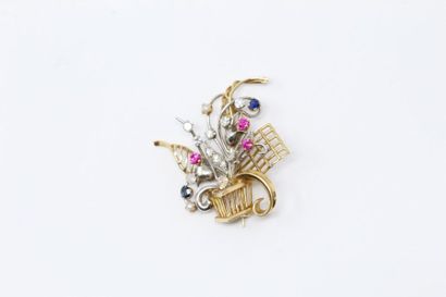 null Broche en or jaune et gris 18k (750) stylisant un panier de fleurs, ornée de...